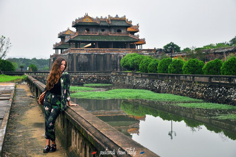 Conjunto traje tropical negro en la ciudad imperial de Hue (Vietnam)