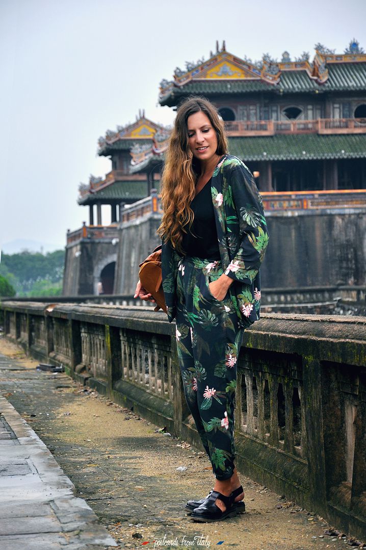 Conjunto traje tropical negro en la ciudad imperial de Hue (Vietnam)