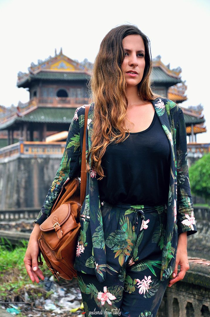 Conjunto traje tropical negro en la ciudad imperial de Hue (Vietnam)