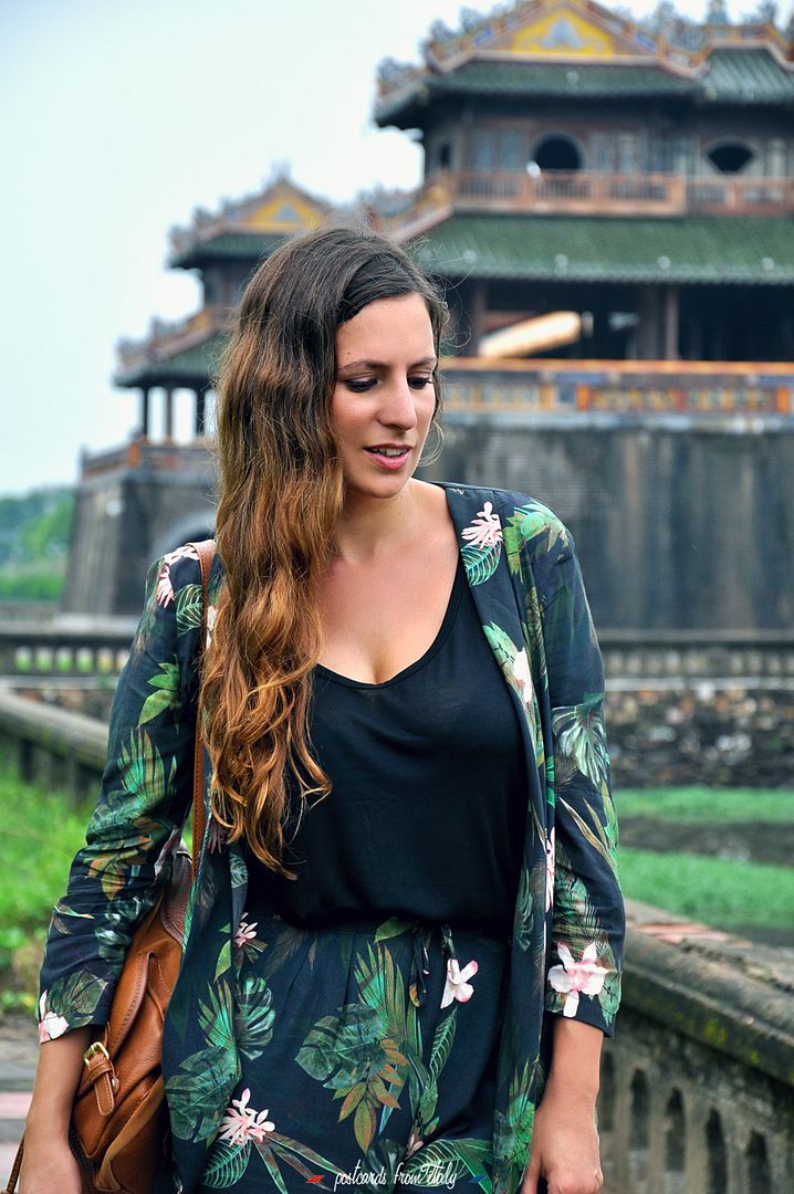 Conjunto traje tropical negro en la ciudad imperial de Hue (Vietnam)