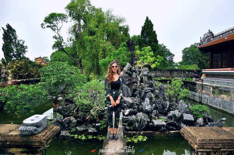 Conjunto traje tropical negro en la ciudad imperial de Hue (Vietnam)