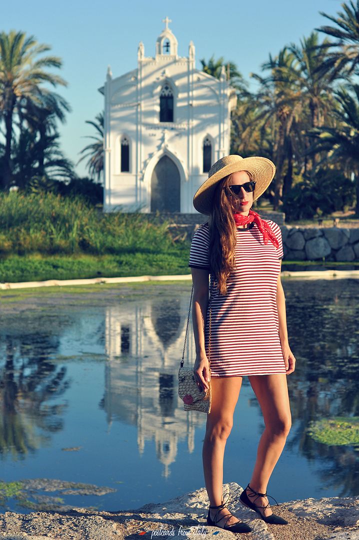 Outfit con vestido de rayas, pañuelo al cuello, sombrero canotier y lace up flats
