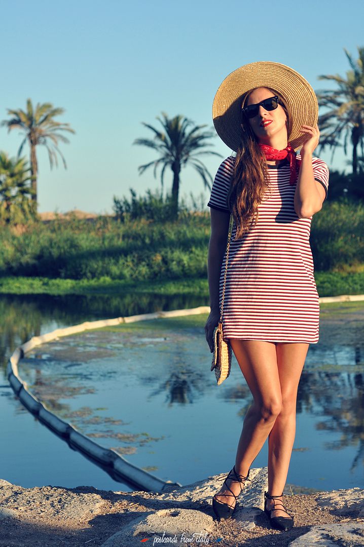 Outfit con vestido de rayas, pañuelo al cuello, sombrero canotier y lace up flats