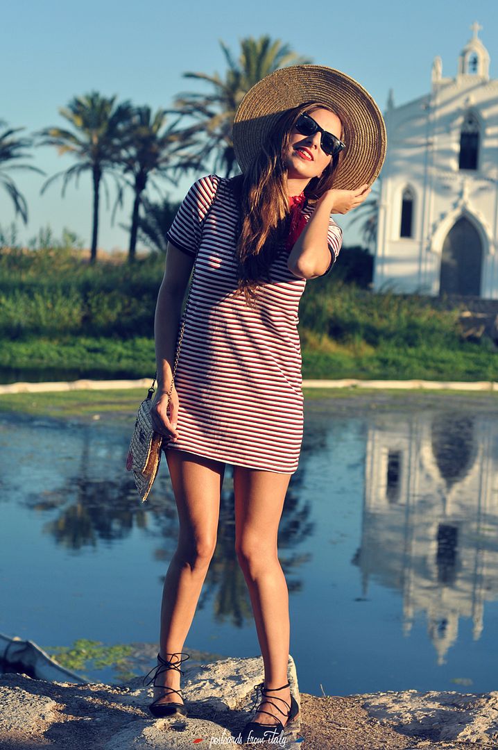 Outfit con vestido de rayas, pañuelo al cuello, sombrero canotier y lace up flats