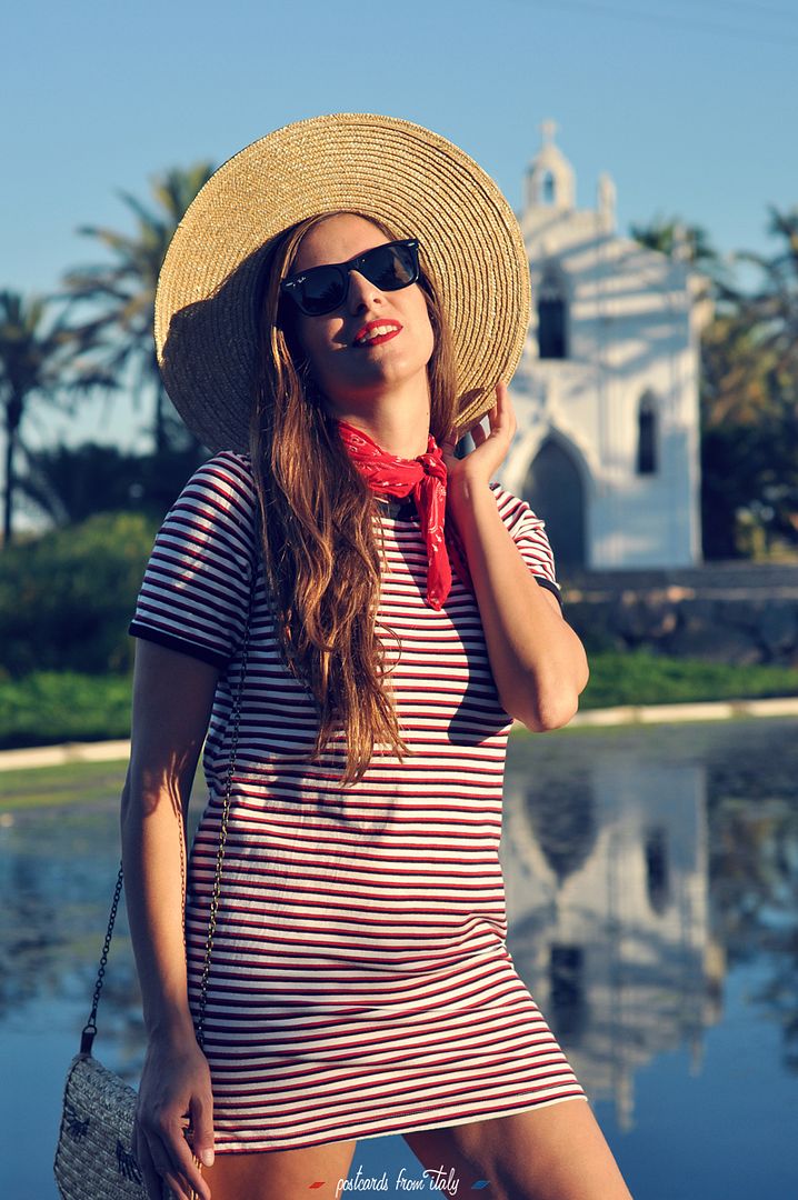 Outfit con vestido de rayas, pañuelo al cuello, sombrero canotier y lace up flats