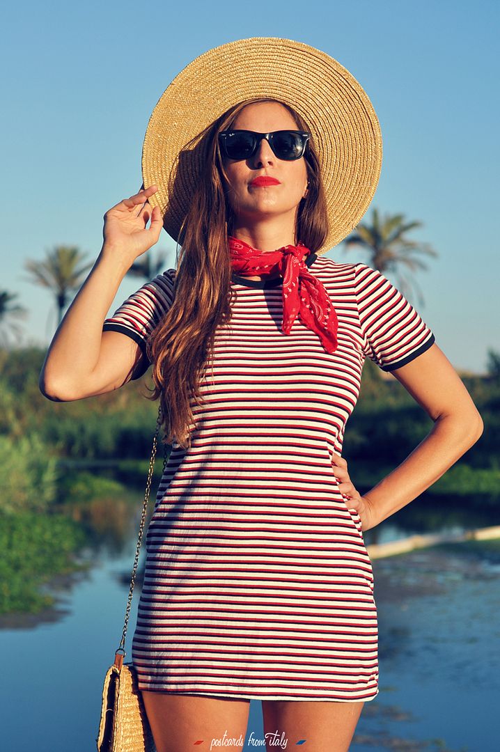 Outfit con vestido de rayas, pañuelo al cuello, sombrero canotier y lace up flats