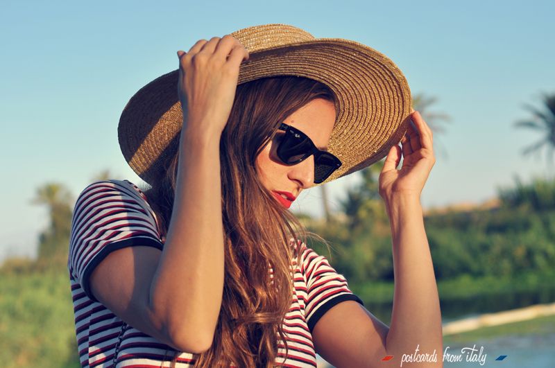 Outfit con vestido de rayas, pañuelo al cuello, sombrero canotier y lace up flats