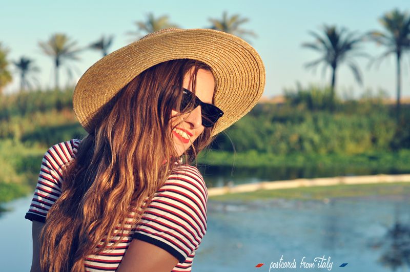 Outfit con vestido de rayas, pañuelo al cuello, sombrero canotier y lace up flats